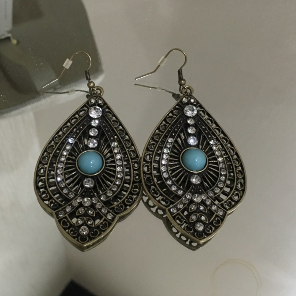 Tear drop shaped beautiful earings